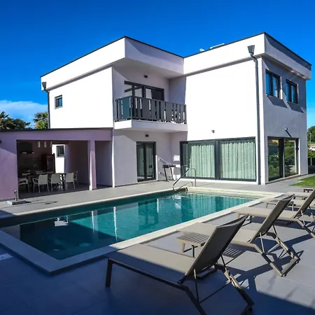 Jacky In For 8 People With Private Pool Just 900 Meters From Sea