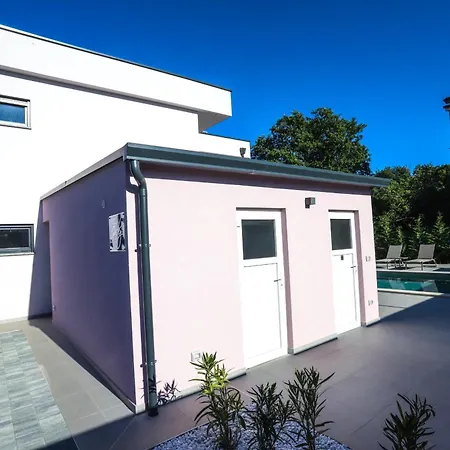 Вилла Jacky In For 8 People With Private Pool Just 900 Meters From Sea Пореч