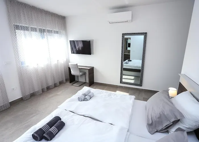 Jacky In For 8 People With Private Pool Just 900 Meters From Sea Пореч