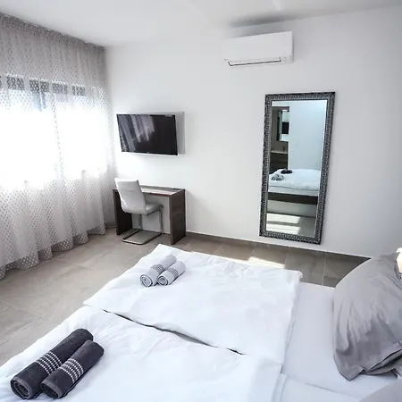 Jacky In For 8 People With Private Pool Just 900 Meters From Sea Porec