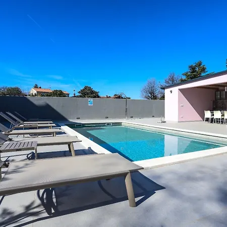 Jacky In For 8 People With Private Pool Just 900 Meters From Sea Villa Poreč
