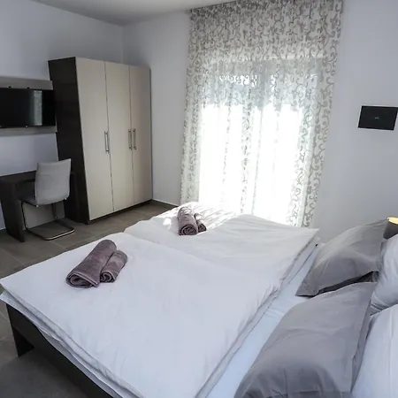 Jacky In For 8 People With Private Pool Just 900 Meters From Sea 别墅 *