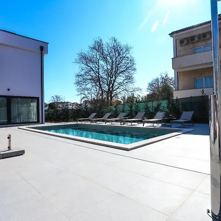 Jacky In For 8 People With Private Pool Just 900 Meters From Sea Villa *