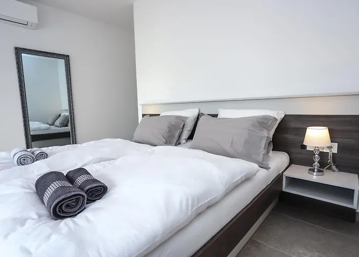 Jacky In For 8 People With Private Pool Just 900 Meters From Sea Вілла Пореч