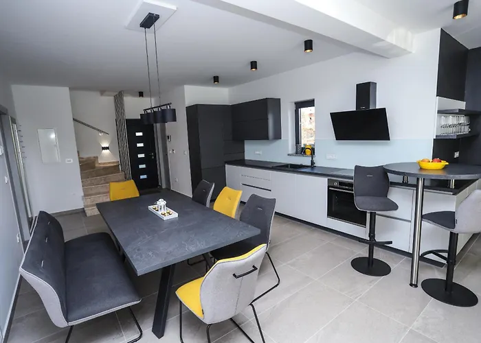 Jacky In For 8 People With Private Pool Just 900 Meters From Sea Вілла
