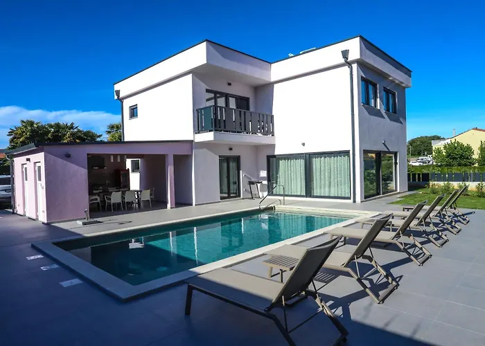 Jacky In For 8 People With Private Pool Just 900 Meters From Sea