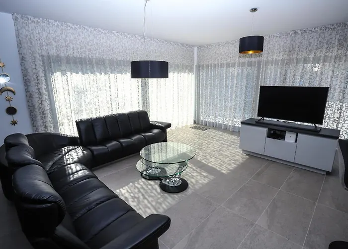 Jacky In For 8 People With Private Pool Just 900 Meters From Sea Вілла Пореч